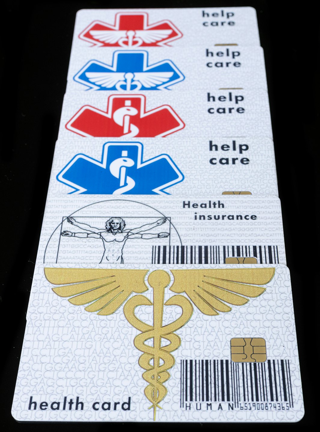 Stapel von Krankenversicherungskarten mit medizinischen Symbolen und DNA-Mustern.